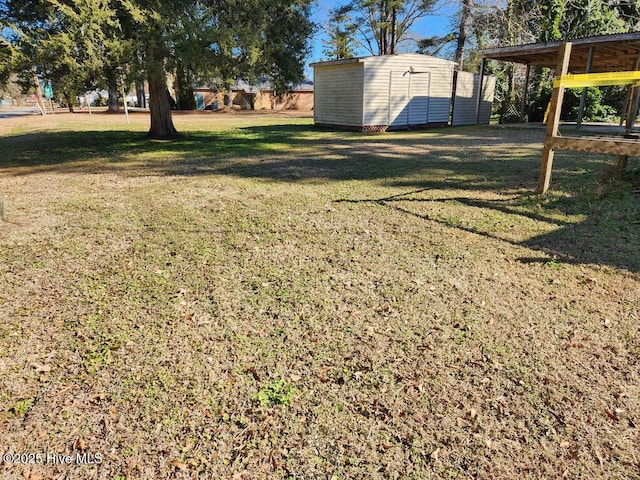 view of yard featuring a storage unit