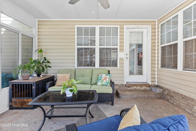 sunroom with ceiling fan