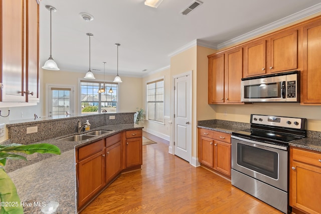 kitchen with sink, crown molding, stainless steel appliances, decorative light fixtures, and light wood-type flooring