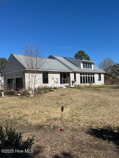 view of front of property with a front lawn