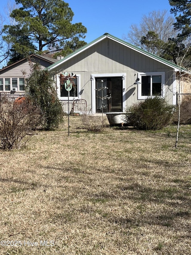 view of front of house featuring a front yard