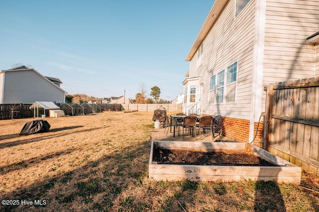 view of yard featuring a patio area