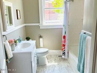 full bathroom featuring shower / tub combo with curtain, vanity, and toilet