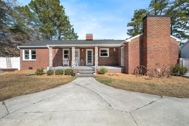 single story home featuring covered porch and a front lawn