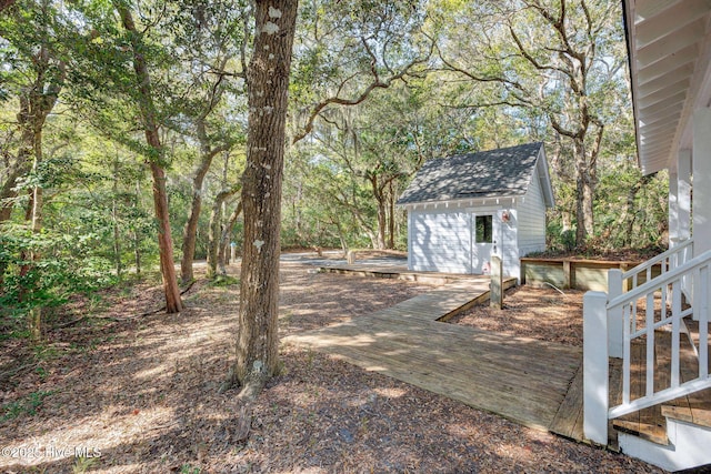 view of yard featuring a storage shed