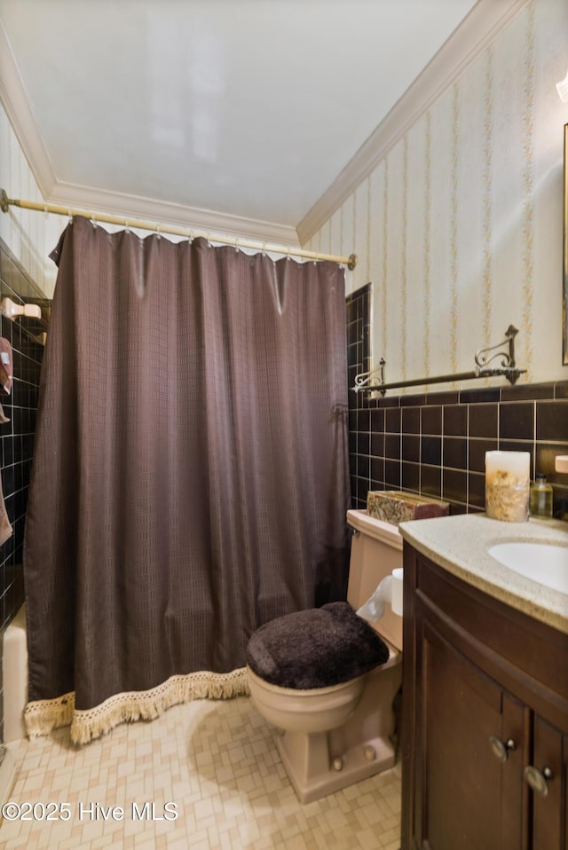 full bathroom featuring shower / bathtub combination with curtain, vanity, crown molding, and toilet