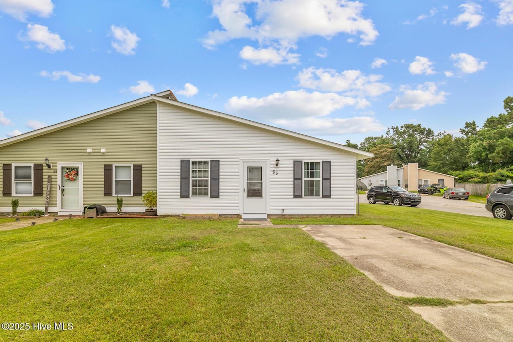 single story home featuring a front yard