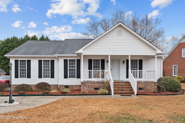 view of front of house with a front yard and covered porch