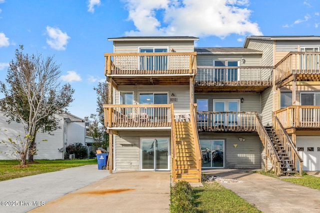 view of front of property featuring a balcony