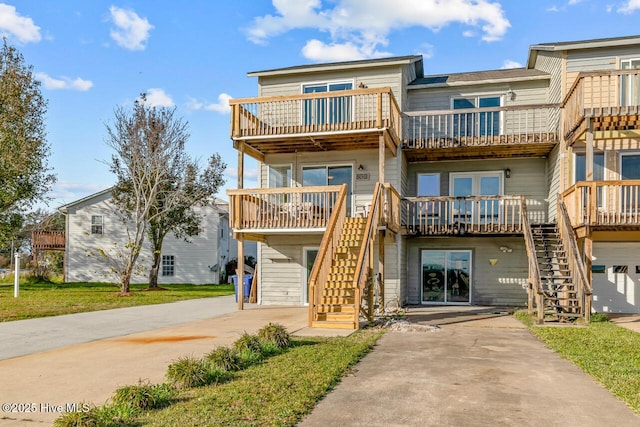 view of front of house with a balcony