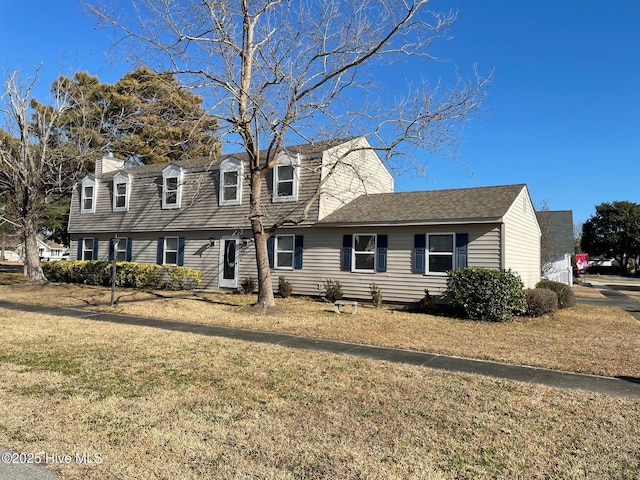 cape cod-style house featuring a front lawn