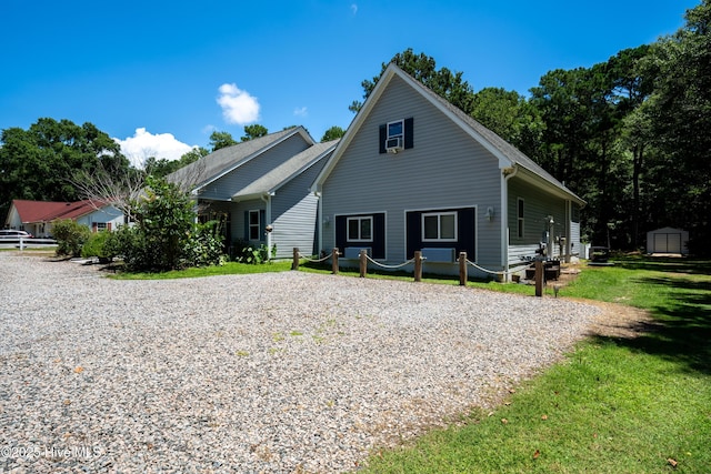 view of front of home featuring a front lawn