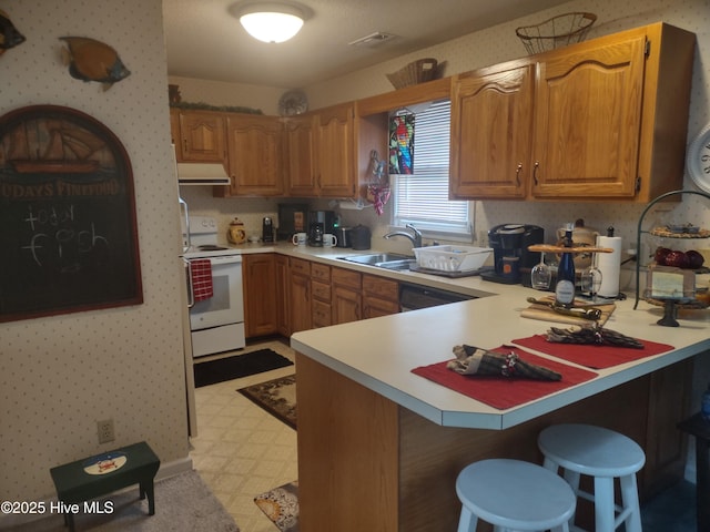 kitchen with sink, a breakfast bar, kitchen peninsula, and white electric range oven