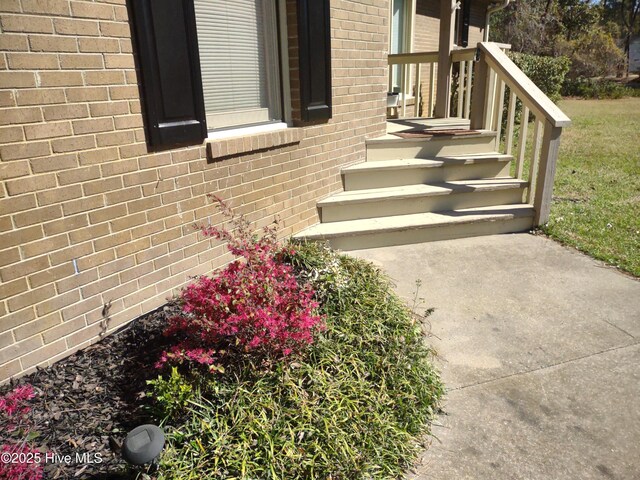 view of front of house with a front lawn