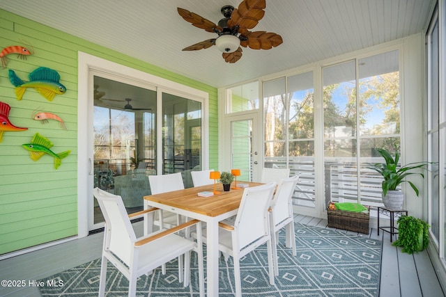 sunroom featuring ceiling fan