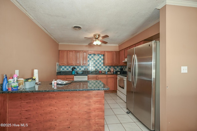 kitchen with white appliances, decorative backsplash, kitchen peninsula, and ceiling fan