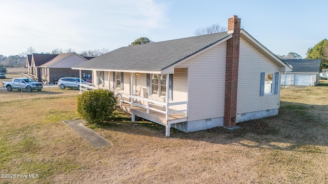 view of front of property with a porch and a front lawn