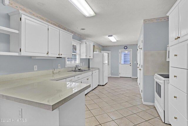 unfurnished dining area with dark wood-type flooring, ornamental molding, and a chandelier