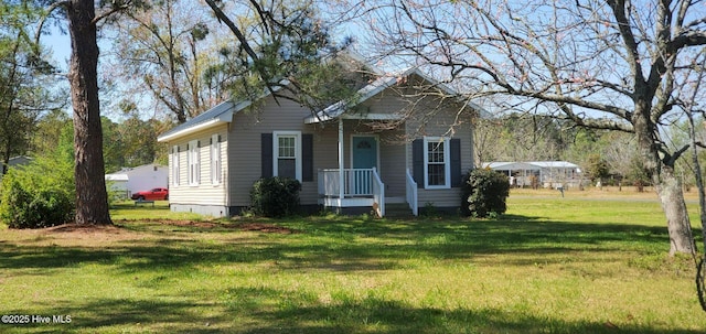 bungalow featuring a front yard