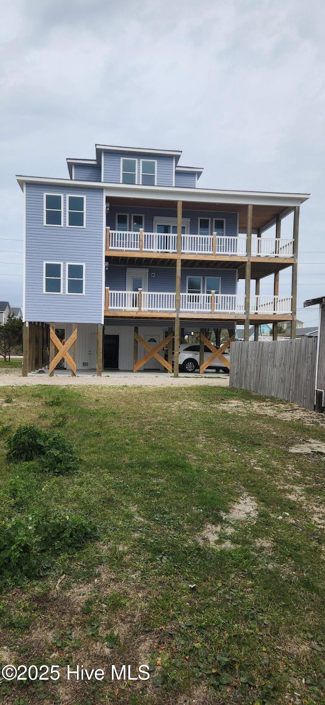 view of front of property featuring a front yard