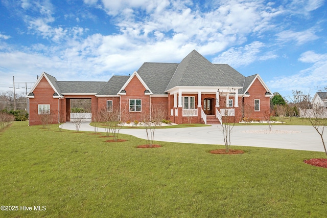 view of front facade with a front lawn