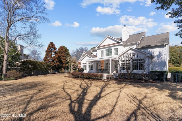 view of front facade featuring a front lawn