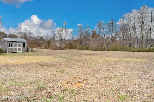 view of yard featuring a storage shed