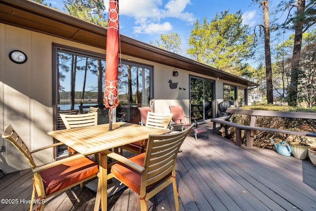 deck with outdoor dining space