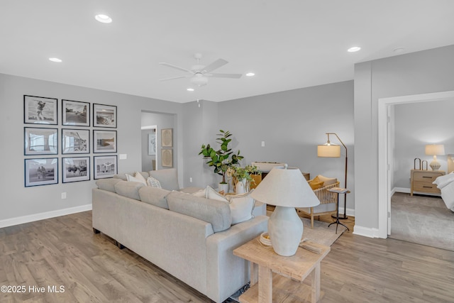 living area featuring light wood-style floors, ceiling fan, baseboards, and recessed lighting