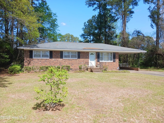 ranch-style house featuring a front yard