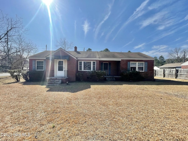 ranch-style house featuring a front lawn