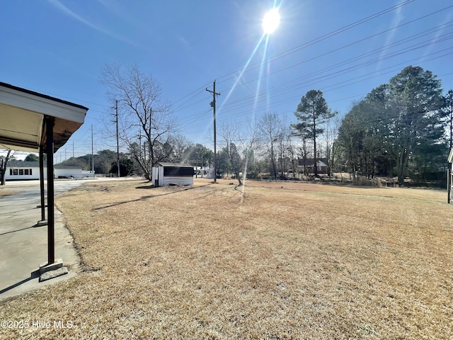 view of yard with a shed