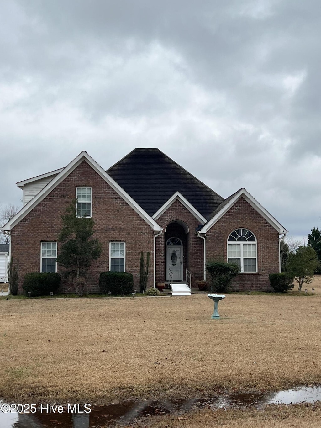 view of front of home featuring a front lawn