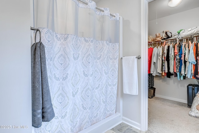 bathroom featuring a shower with shower curtain