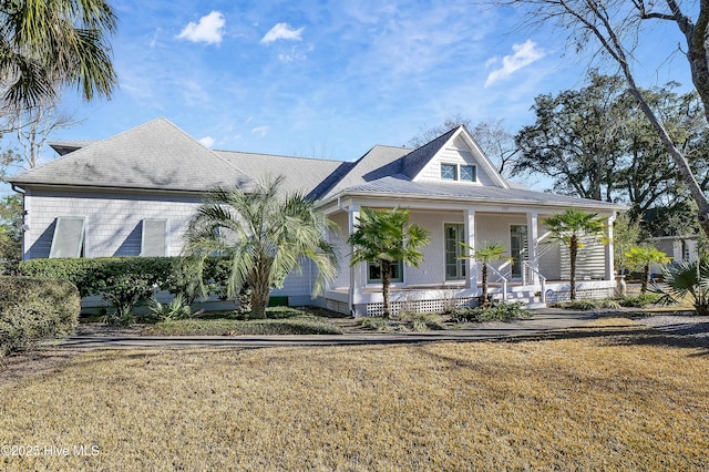 view of front of property featuring a porch and a front yard