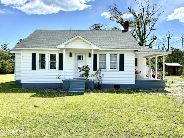 view of front of house featuring a front lawn