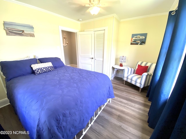 bedroom featuring ceiling fan, ornamental molding, hardwood / wood-style floors, and a closet