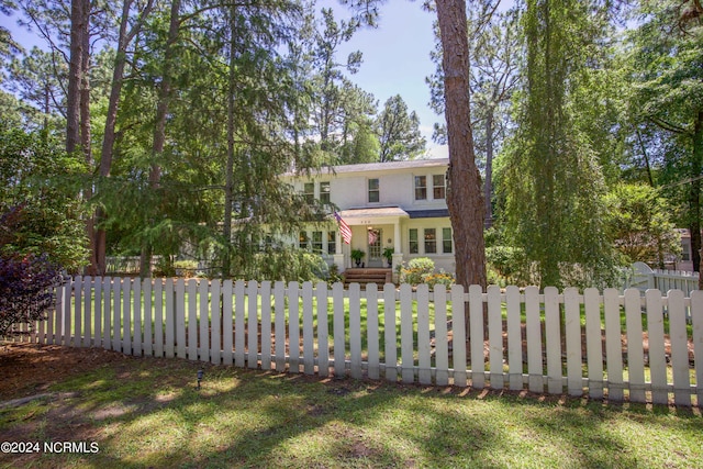 view of front of property featuring a front yard