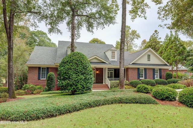 view of front of house featuring a front lawn