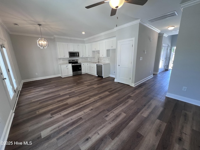 703 Henry Ln, Tarboro, NC 27886 - kitchen featuring a sink, stainless steel appliances, ceiling fan with notable chandelier, visible vents, and baseboards
