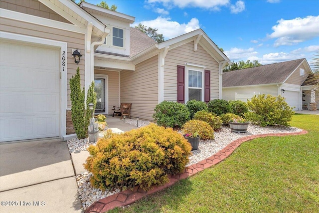 view of front of property featuring a front lawn