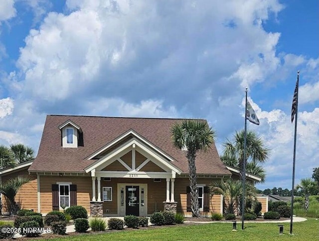 view of front of property with a front yard