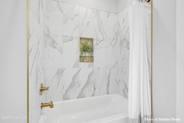 bathroom with shower / bath combo