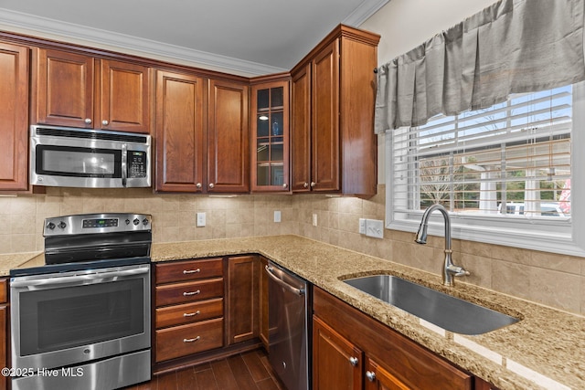 kitchen with sink, decorative backsplash, dark wood-type flooring, and stainless steel appliances