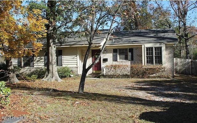 view of front of home featuring a front yard