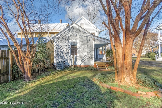 view of front of home with a front lawn