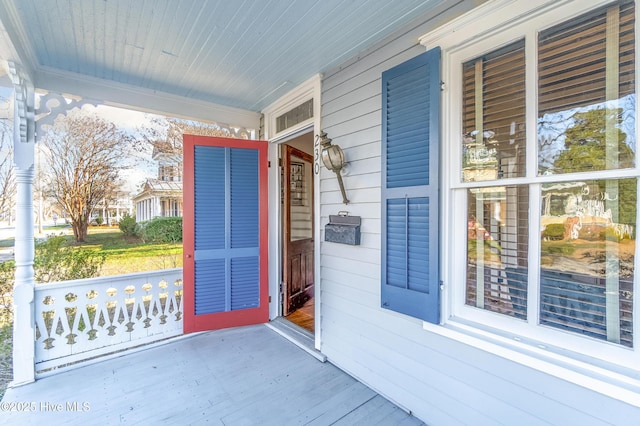 property entrance featuring a porch