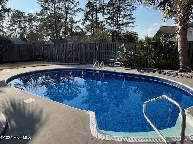 view of swimming pool