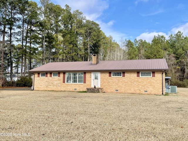 single story home with a front lawn