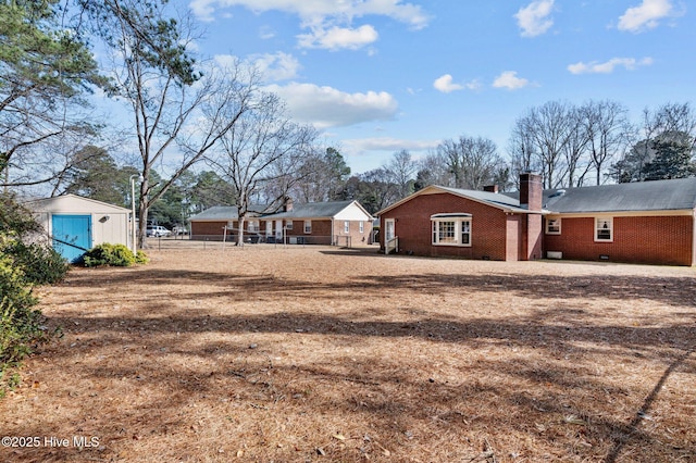 view of yard featuring a shed